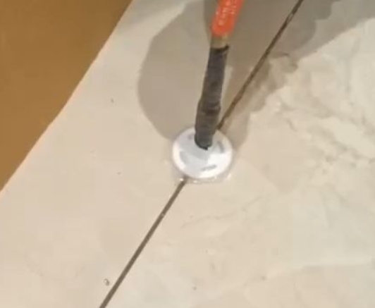 西塞山瓷砖空鼓维修公司专业解答瓷砖在铺贴过程中，如果没有涂抹均匀到位的粘结材料（如水泥砂浆或瓷砖胶），可能会导致以下问题